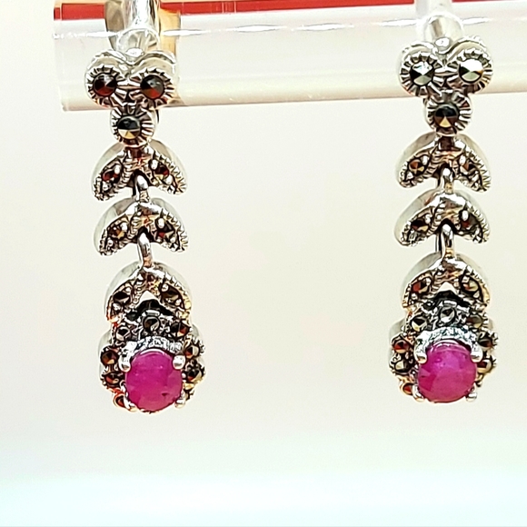 Heated Oval Red Ruby 5x4mm Marcasite 925 Sterling Silver Earrings - Picture 4 of 7